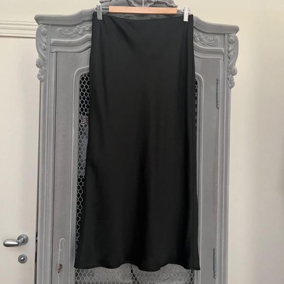 Glassons , black satin slim midi skirt. - Picture 3 of 7